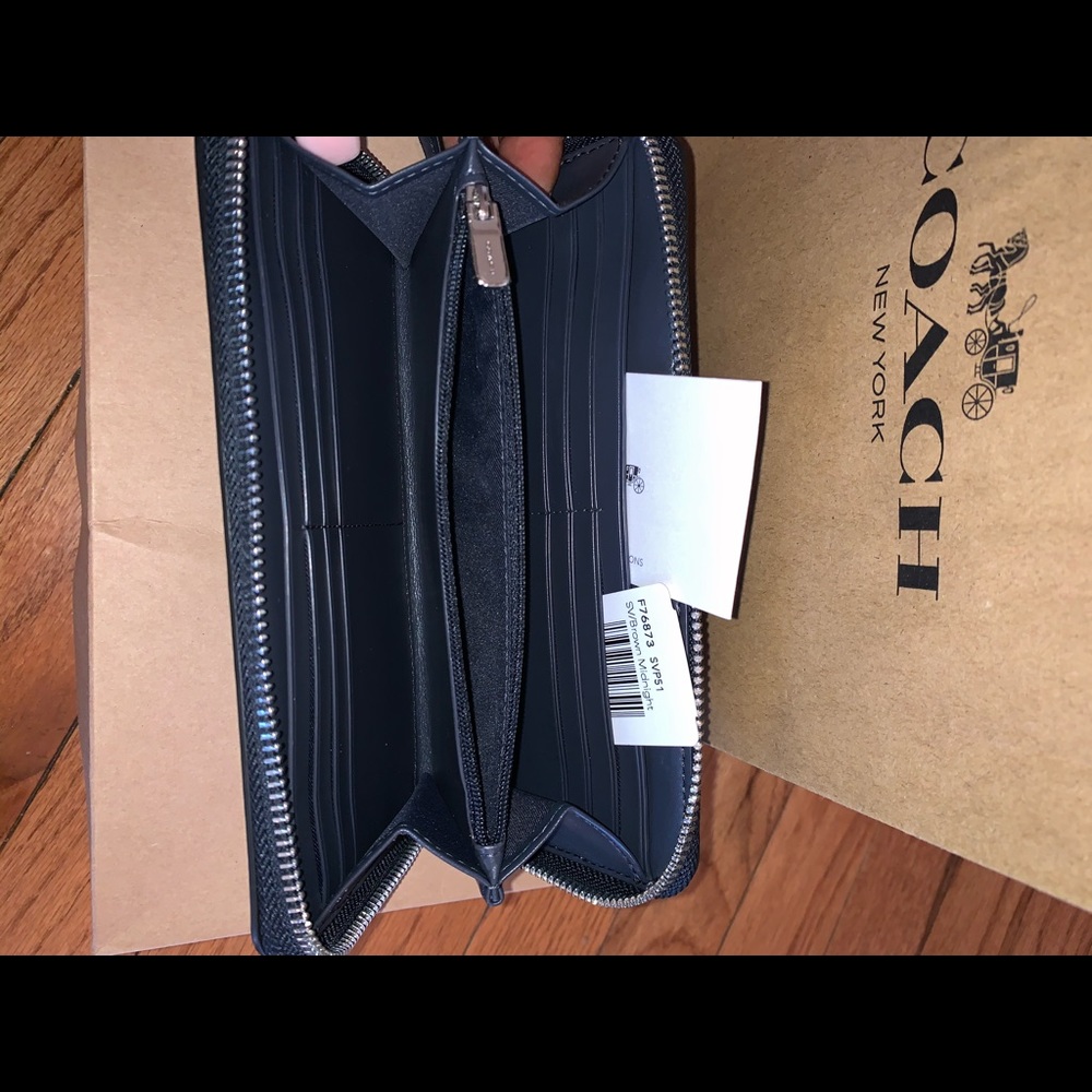 NEW Coach Wallet - Picture 4 of 8